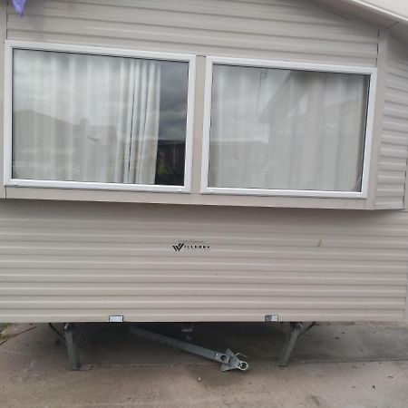 D24 Is A 2 Bedroom 6 Berth Caravan Close To The Beach On Whitehouse Leisure Park In Towyn Near Rhyl With Decking And Private Parking Space This Is A Pet Free Caravan Abergele Esterno foto