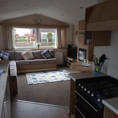 D24 Is A 2 Bedroom 6 Berth Caravan Close To The Beach On Whitehouse Leisure Park In Towyn Near Rhyl With Decking And Private Parking Space This Is A Pet Free Caravan Abergele Esterno foto