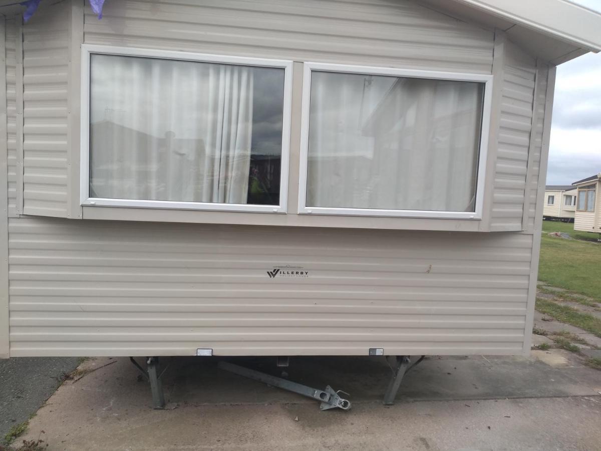 D24 Is A 2 Bedroom 6 Berth Caravan Close To The Beach On Whitehouse Leisure Park In Towyn Near Rhyl With Decking And Private Parking Space This Is A Pet Free Caravan Abergele Esterno foto
