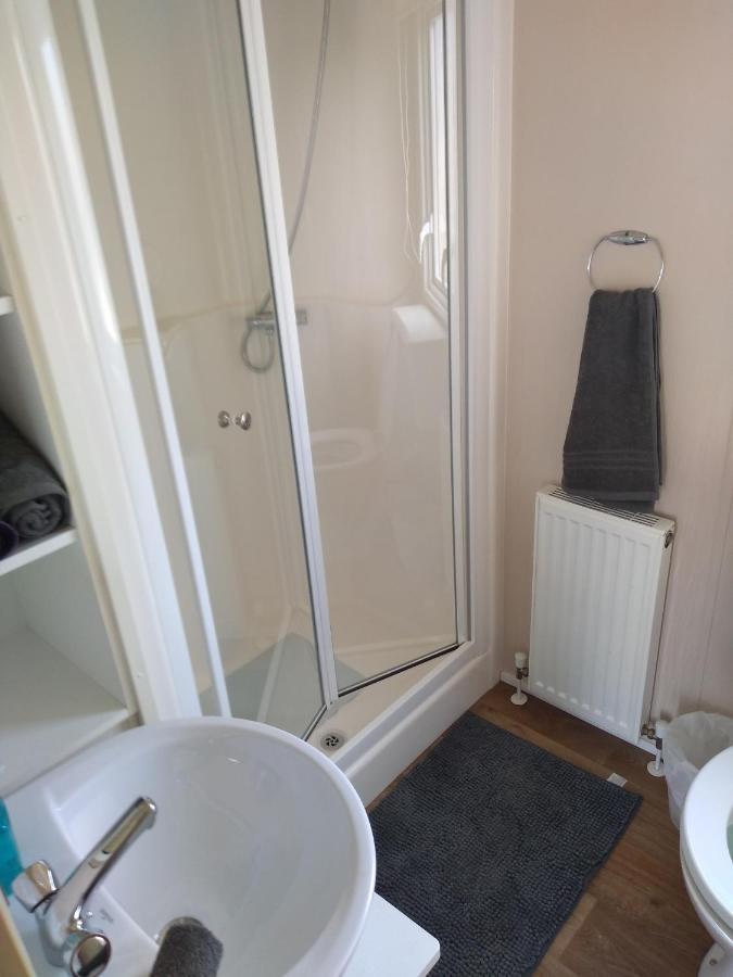 D24 Is A 2 Bedroom 6 Berth Caravan Close To The Beach On Whitehouse Leisure Park In Towyn Near Rhyl With Decking And Private Parking Space This Is A Pet Free Caravan Abergele Esterno foto