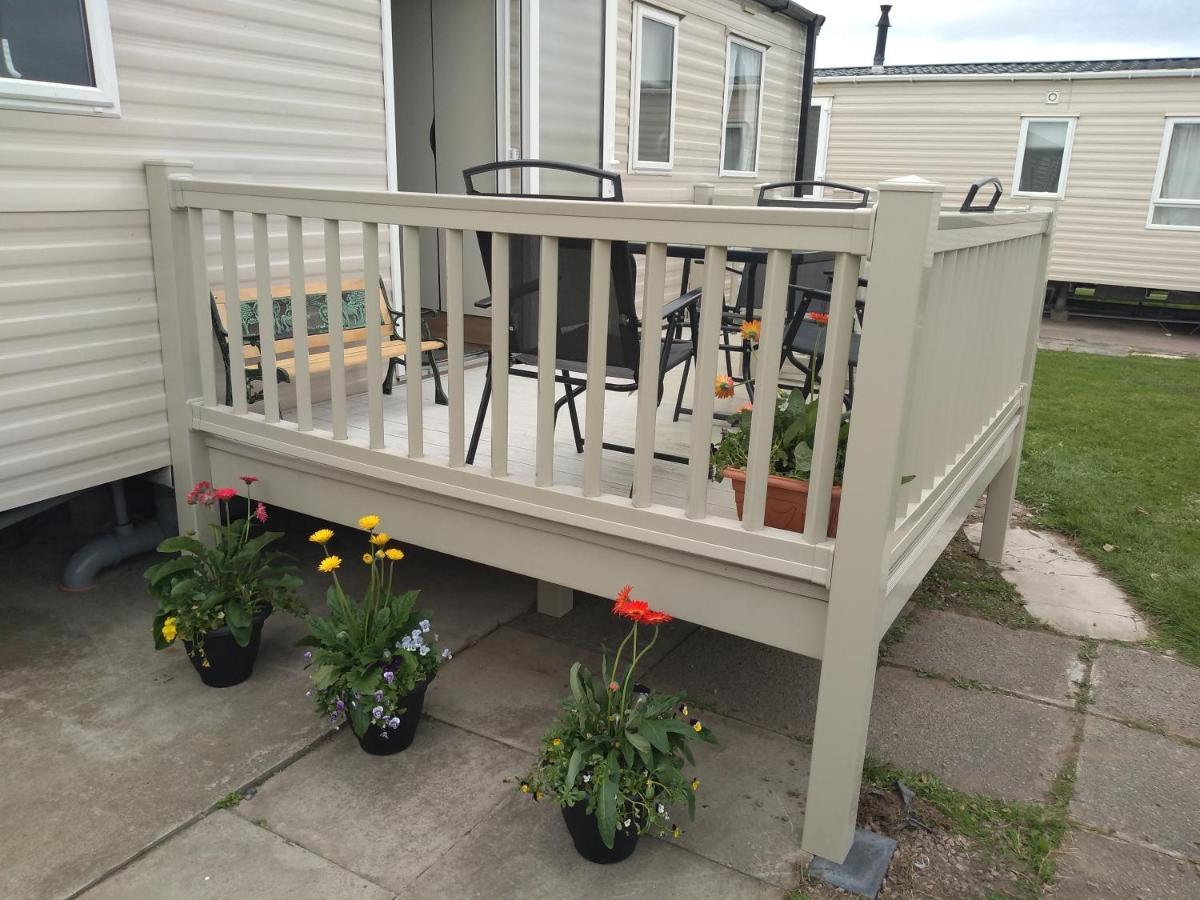 D24 Is A 2 Bedroom 6 Berth Caravan Close To The Beach On Whitehouse Leisure Park In Towyn Near Rhyl With Decking And Private Parking Space This Is A Pet Free Caravan Abergele Esterno foto