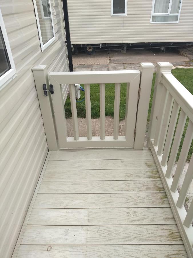 D24 Is A 2 Bedroom 6 Berth Caravan Close To The Beach On Whitehouse Leisure Park In Towyn Near Rhyl With Decking And Private Parking Space This Is A Pet Free Caravan Abergele Esterno foto