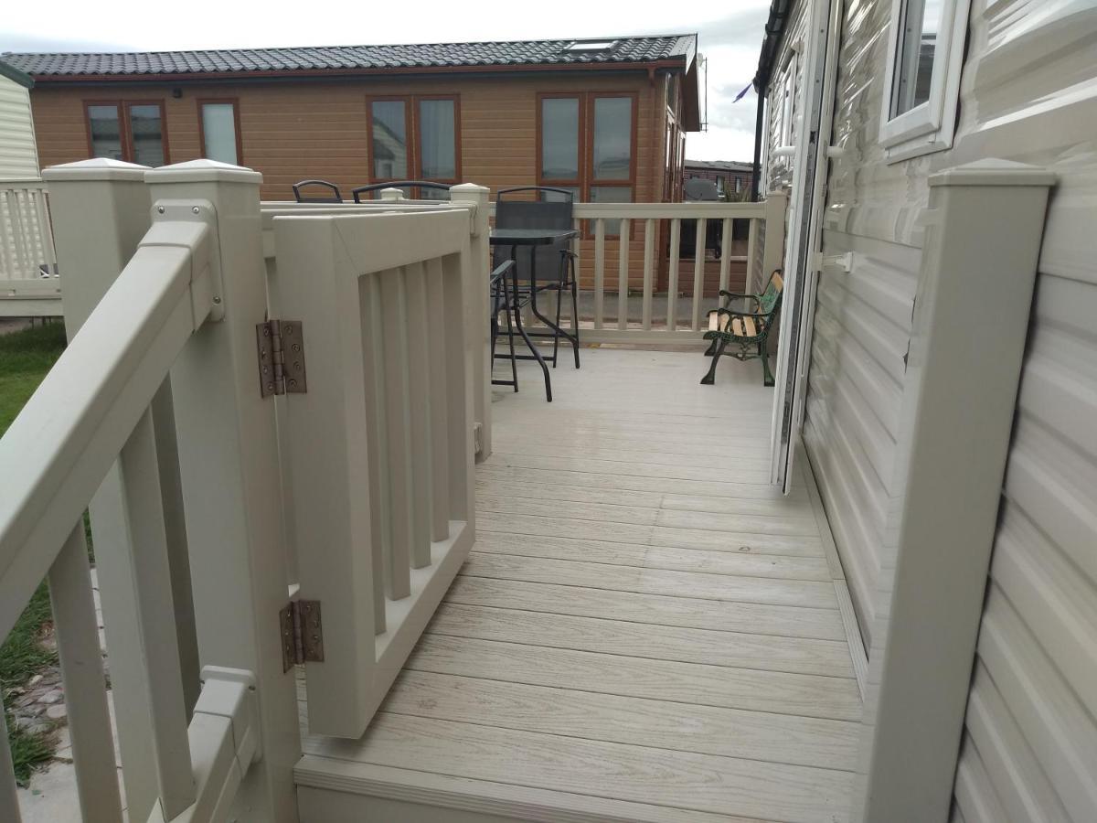 D24 Is A 2 Bedroom 6 Berth Caravan Close To The Beach On Whitehouse Leisure Park In Towyn Near Rhyl With Decking And Private Parking Space This Is A Pet Free Caravan Abergele Esterno foto
