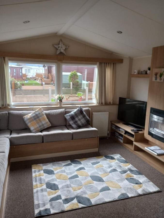 D24 Is A 2 Bedroom 6 Berth Caravan Close To The Beach On Whitehouse Leisure Park In Towyn Near Rhyl With Decking And Private Parking Space This Is A Pet Free Caravan Abergele Esterno foto