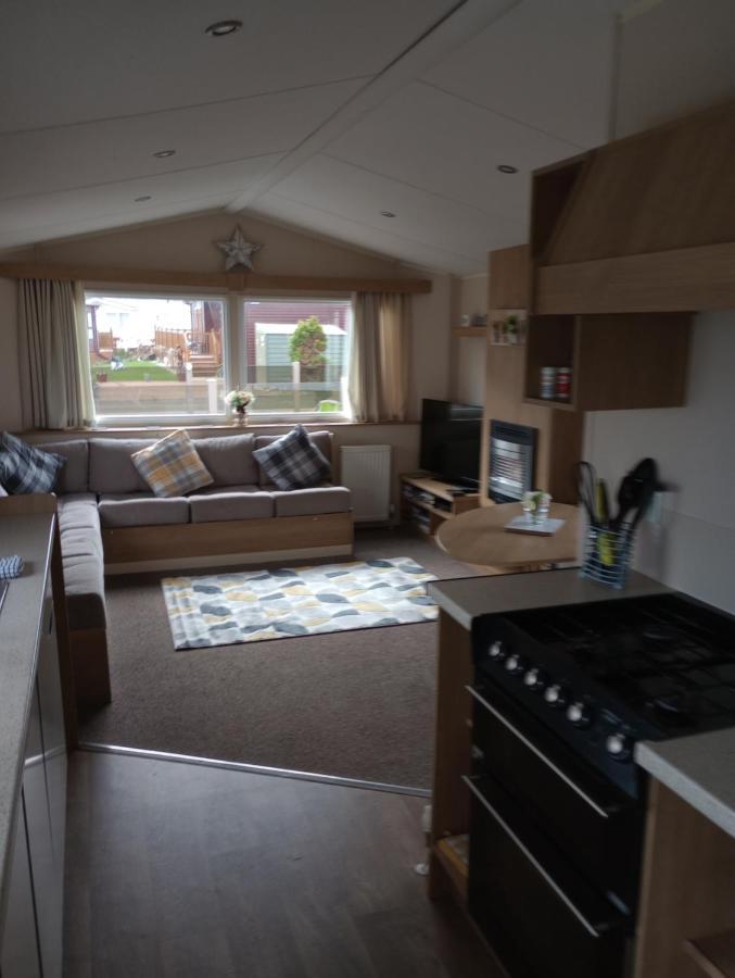 D24 Is A 2 Bedroom 6 Berth Caravan Close To The Beach On Whitehouse Leisure Park In Towyn Near Rhyl With Decking And Private Parking Space This Is A Pet Free Caravan Abergele Esterno foto