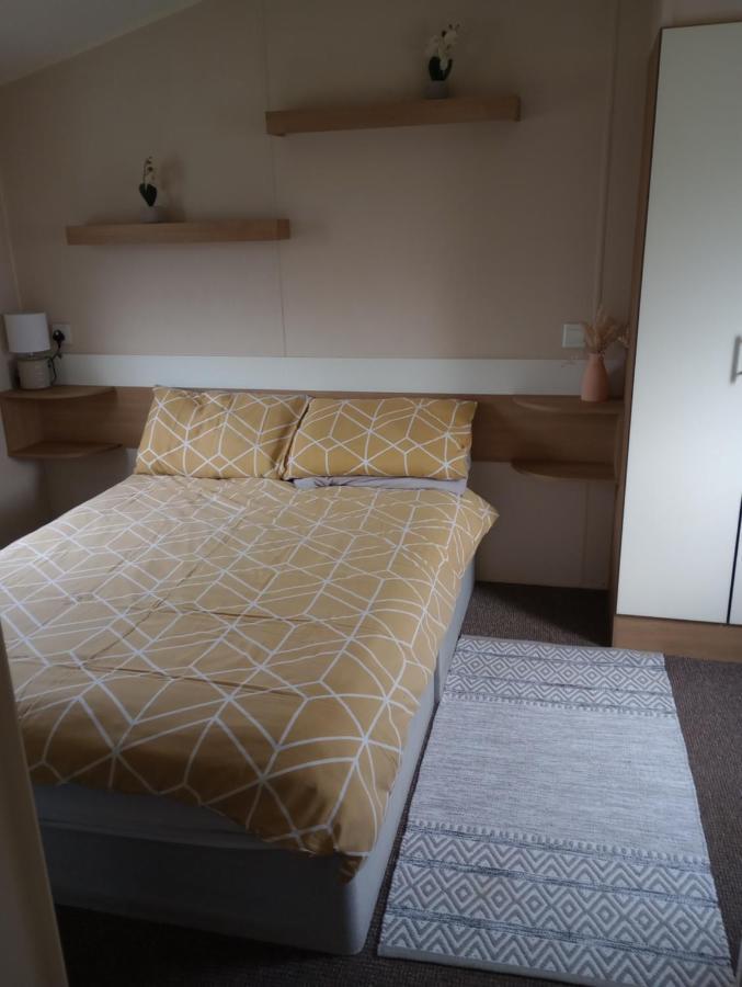 D24 Is A 2 Bedroom 6 Berth Caravan Close To The Beach On Whitehouse Leisure Park In Towyn Near Rhyl With Decking And Private Parking Space This Is A Pet Free Caravan Abergele Esterno foto