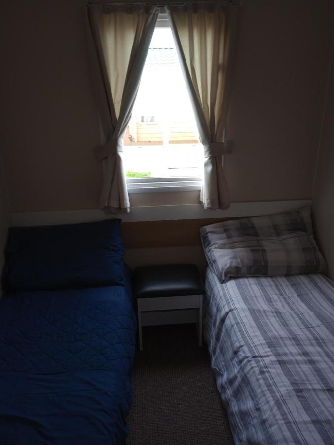 D24 Is A 2 Bedroom 6 Berth Caravan Close To The Beach On Whitehouse Leisure Park In Towyn Near Rhyl With Decking And Private Parking Space This Is A Pet Free Caravan Abergele Esterno foto
