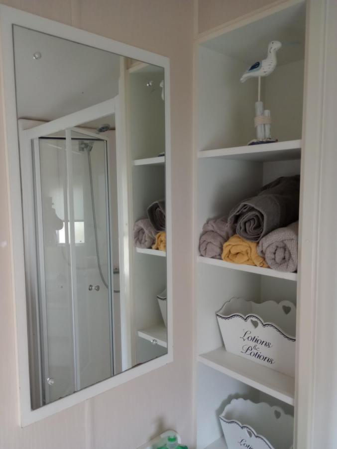 D24 Is A 2 Bedroom 6 Berth Caravan Close To The Beach On Whitehouse Leisure Park In Towyn Near Rhyl With Decking And Private Parking Space This Is A Pet Free Caravan Abergele Esterno foto