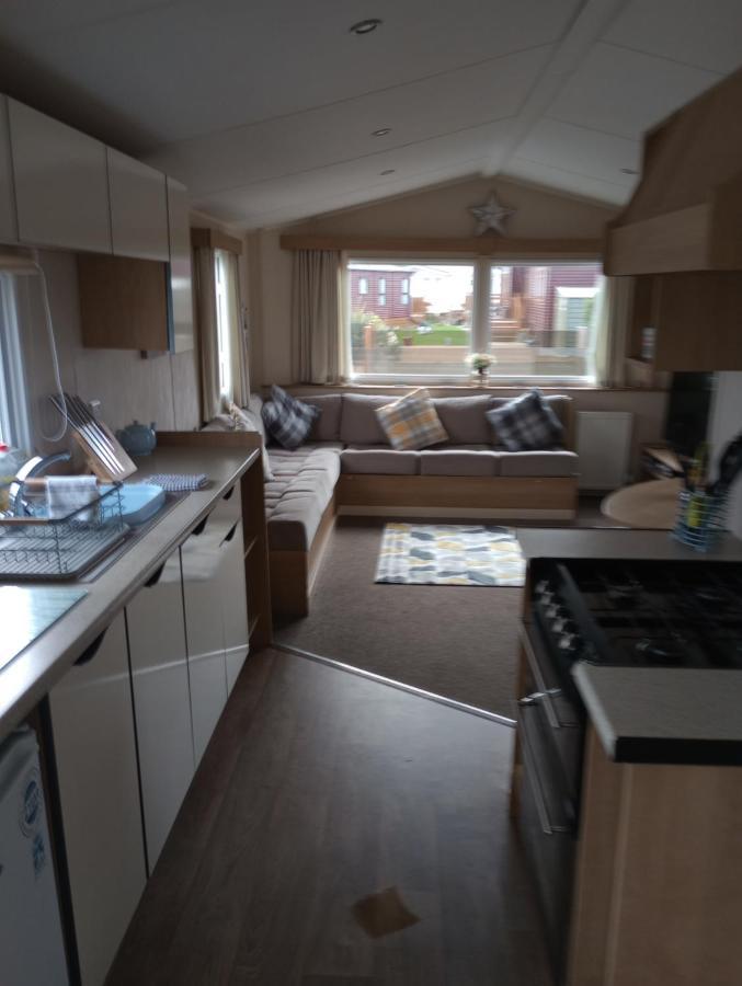 D24 Is A 2 Bedroom 6 Berth Caravan Close To The Beach On Whitehouse Leisure Park In Towyn Near Rhyl With Decking And Private Parking Space This Is A Pet Free Caravan Abergele Esterno foto