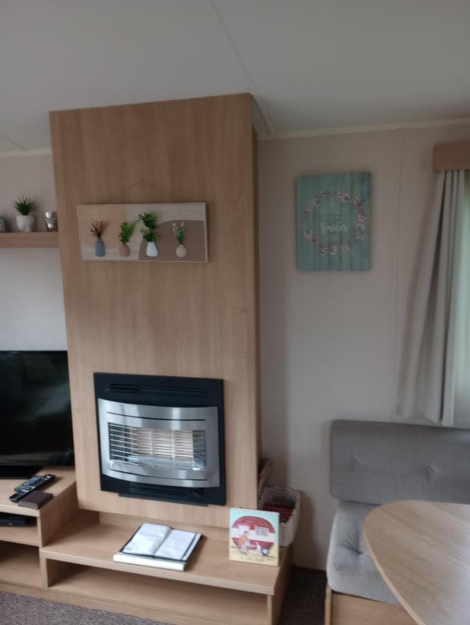 D24 Is A 2 Bedroom 6 Berth Caravan Close To The Beach On Whitehouse Leisure Park In Towyn Near Rhyl With Decking And Private Parking Space This Is A Pet Free Caravan Abergele Esterno foto